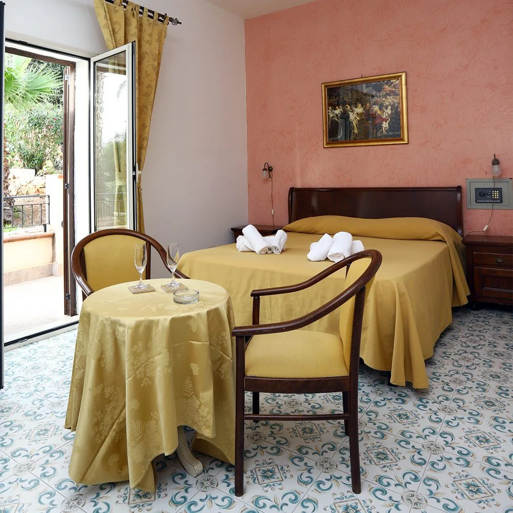 Camera doppia con tavolino