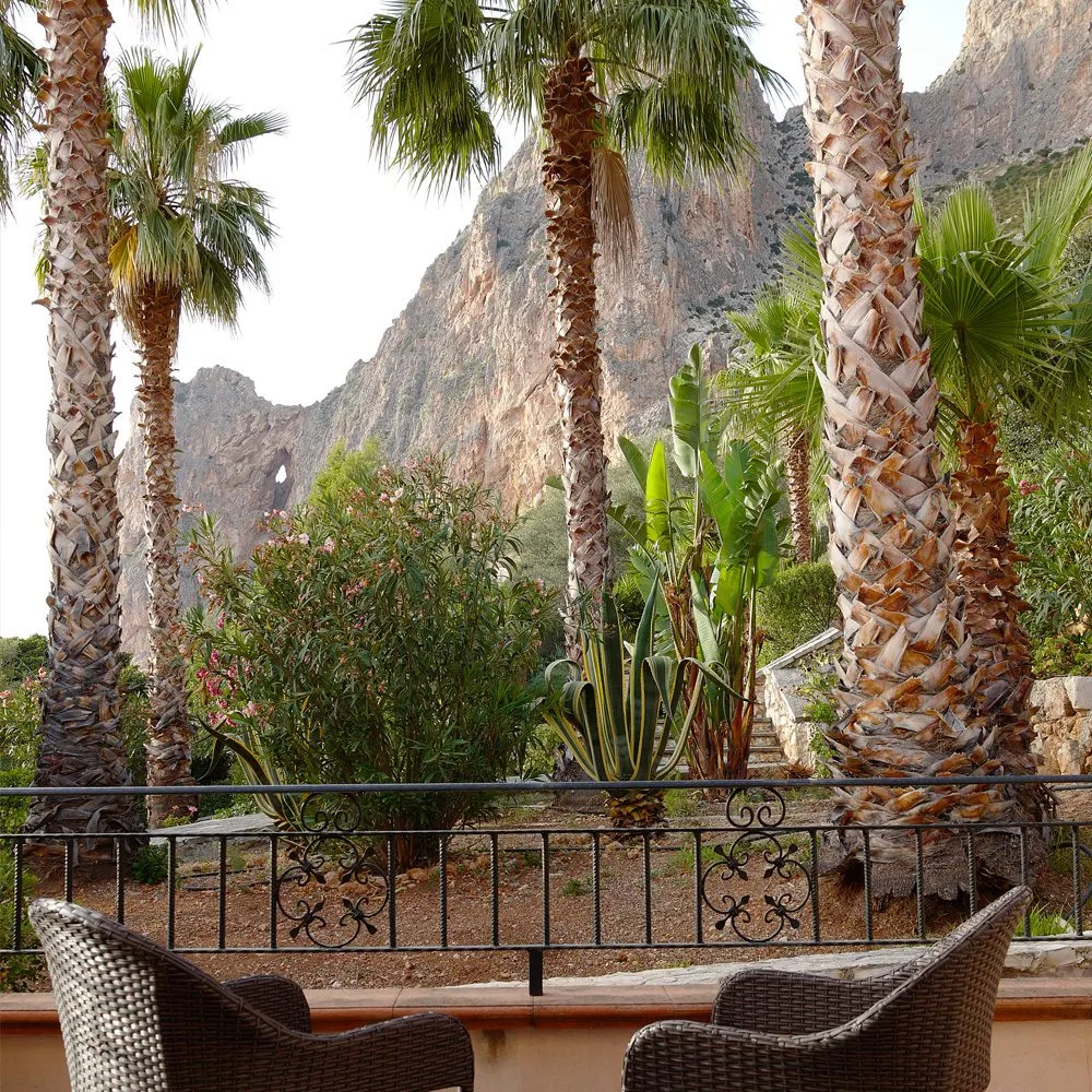balcone su giardino mediterraneo