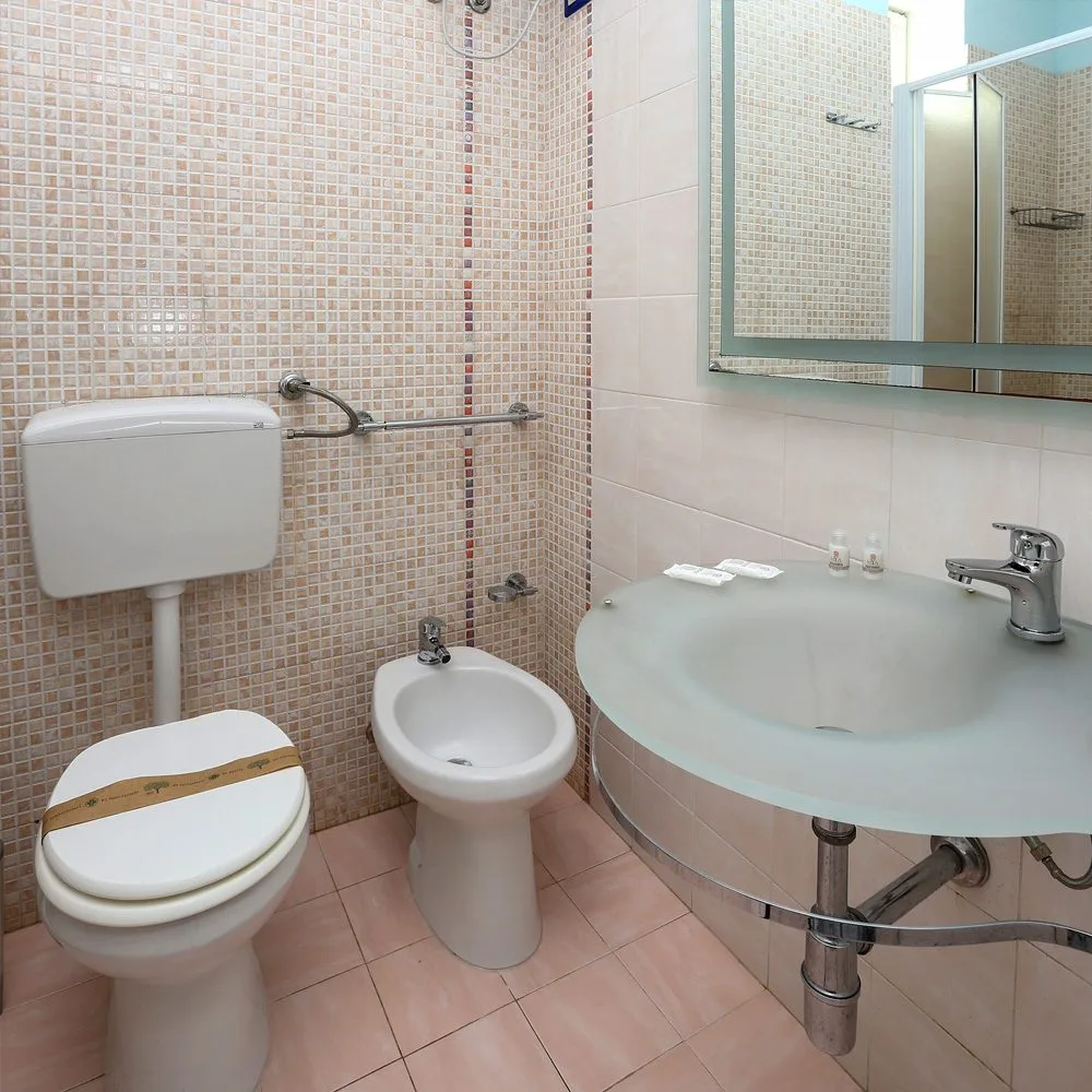 Bagno di una camera a cala dell'arena