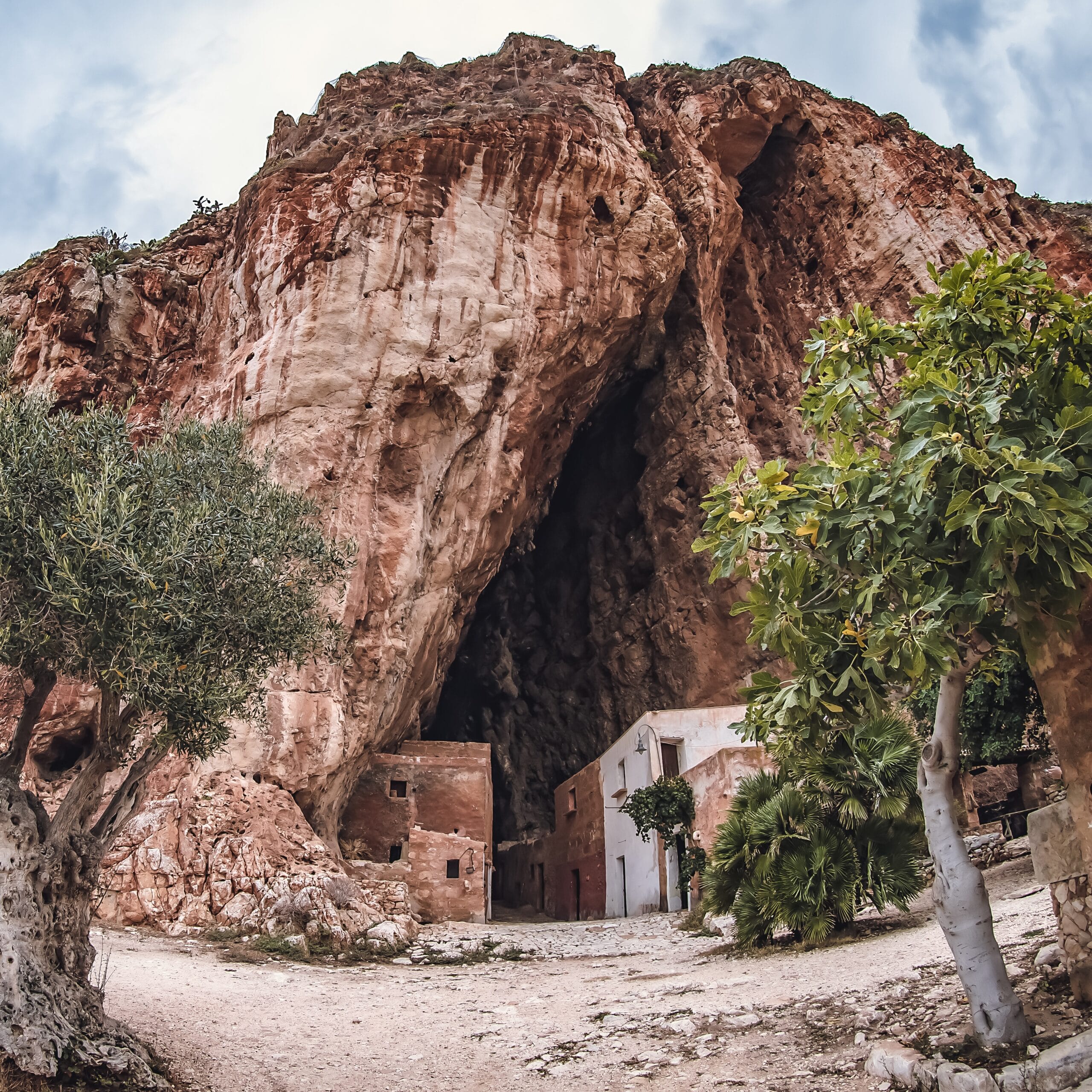grotta-mangiapane-rock-formations-beach-against-sky